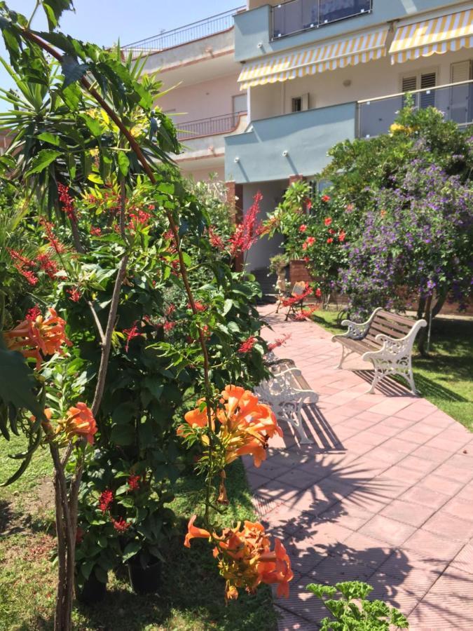 Le Zagare Aparthotel SantʼAlessio Siculo Exteriör bild