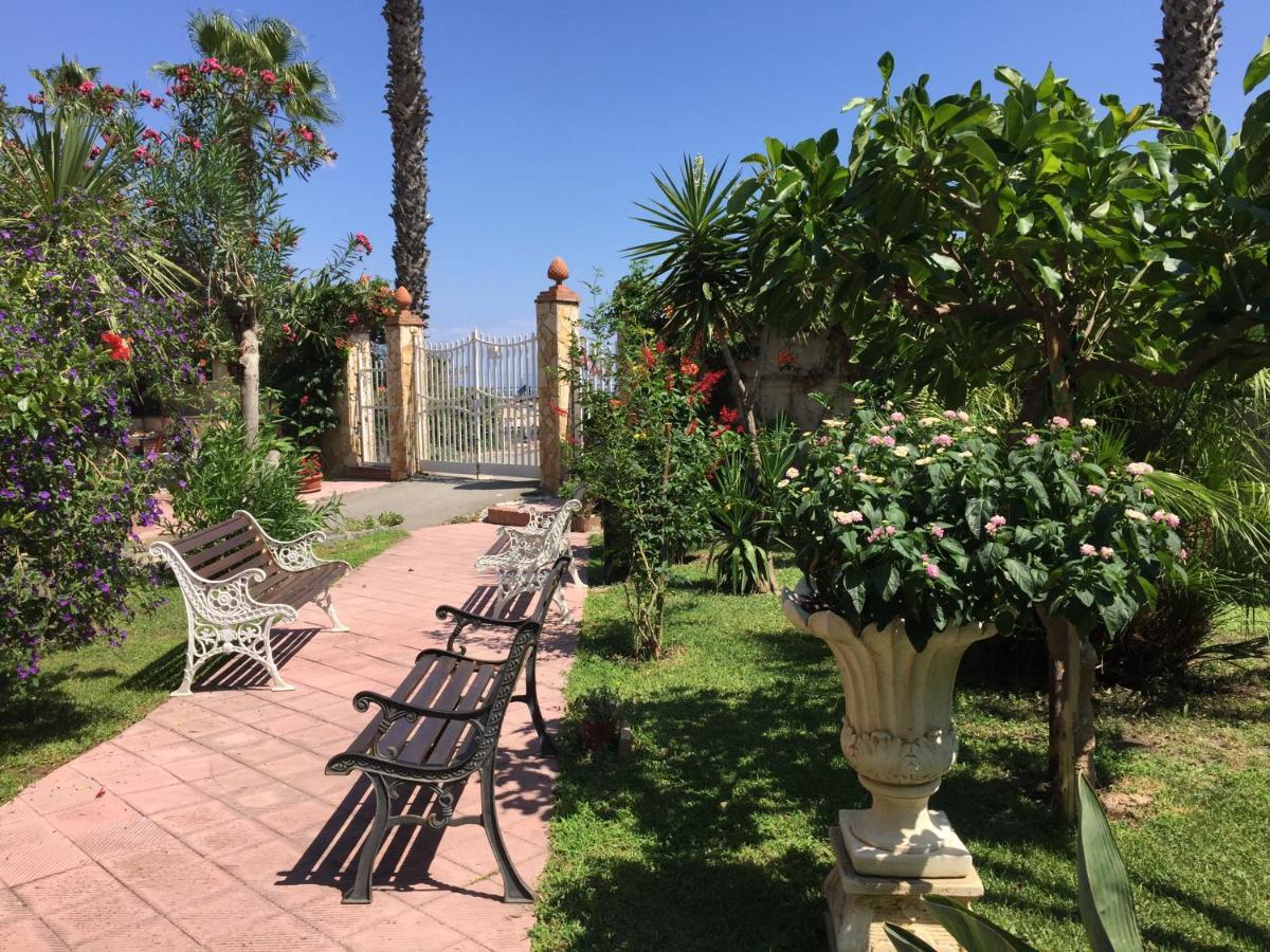 Le Zagare Aparthotel SantʼAlessio Siculo Exteriör bild
