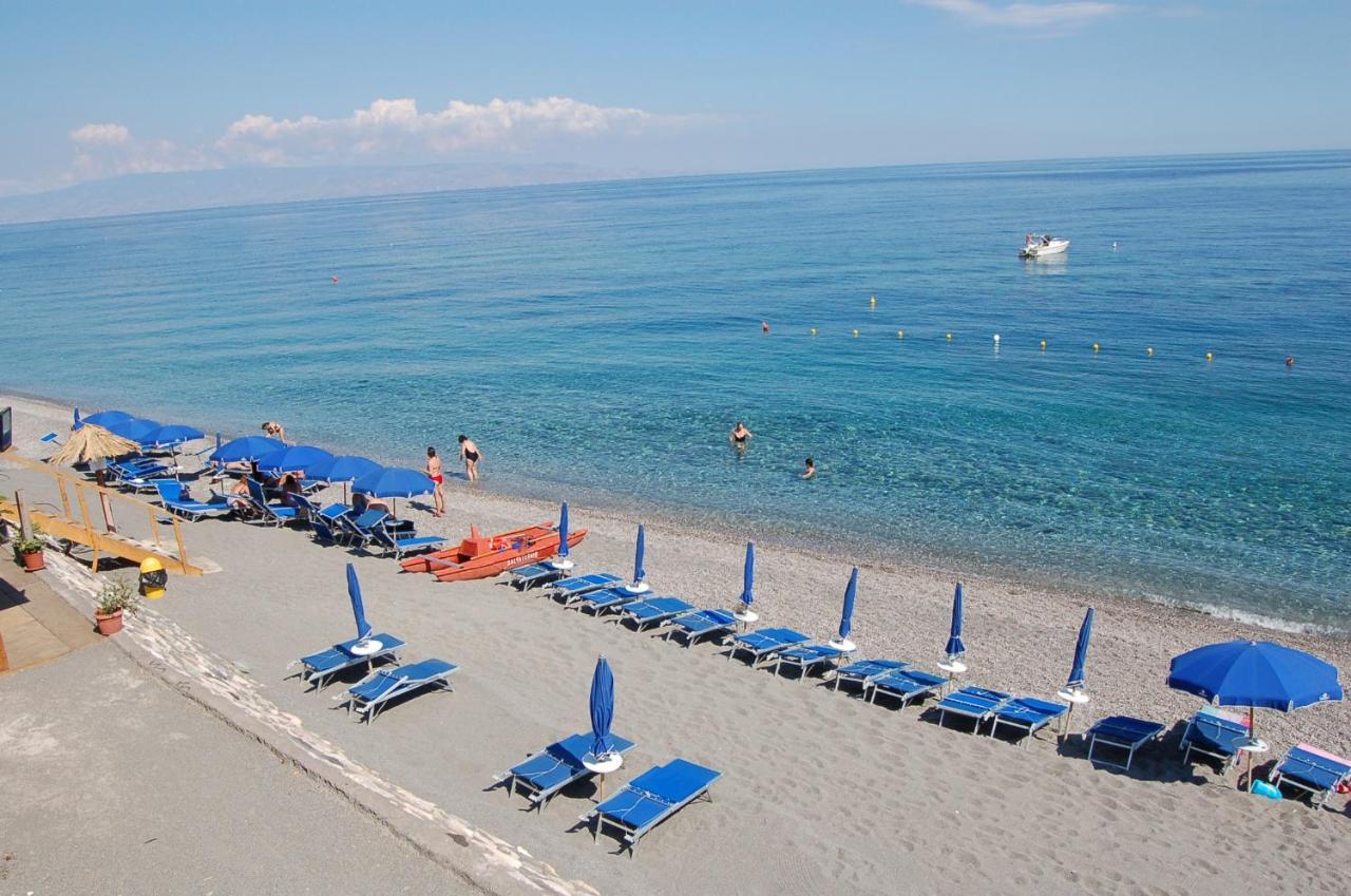 Le Zagare Aparthotel SantʼAlessio Siculo Exteriör bild