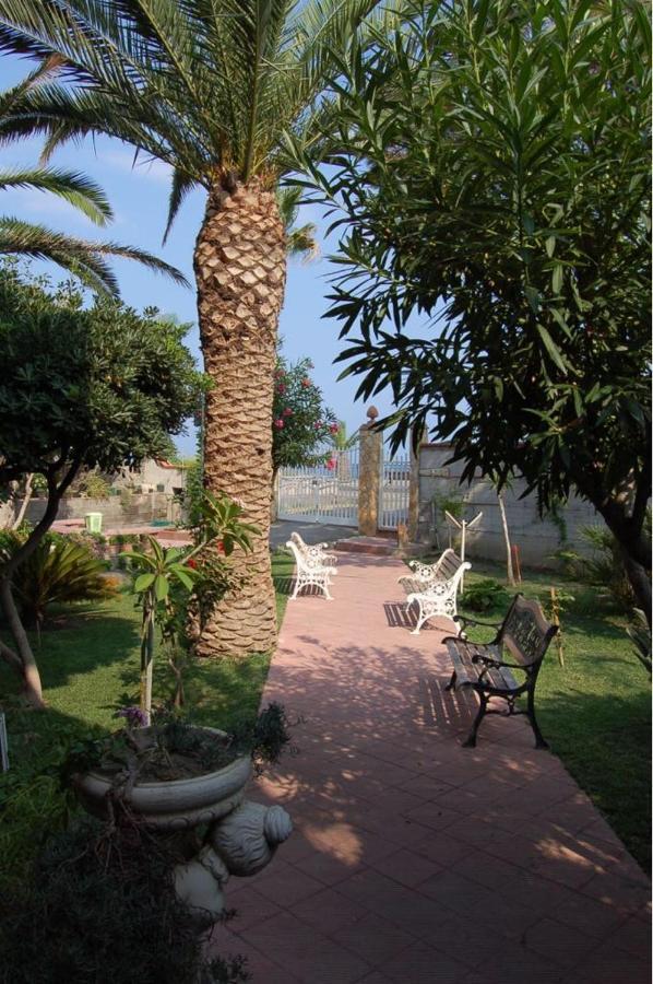 Le Zagare Aparthotel SantʼAlessio Siculo Exteriör bild