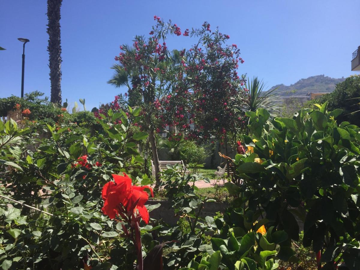 Le Zagare Aparthotel SantʼAlessio Siculo Exteriör bild