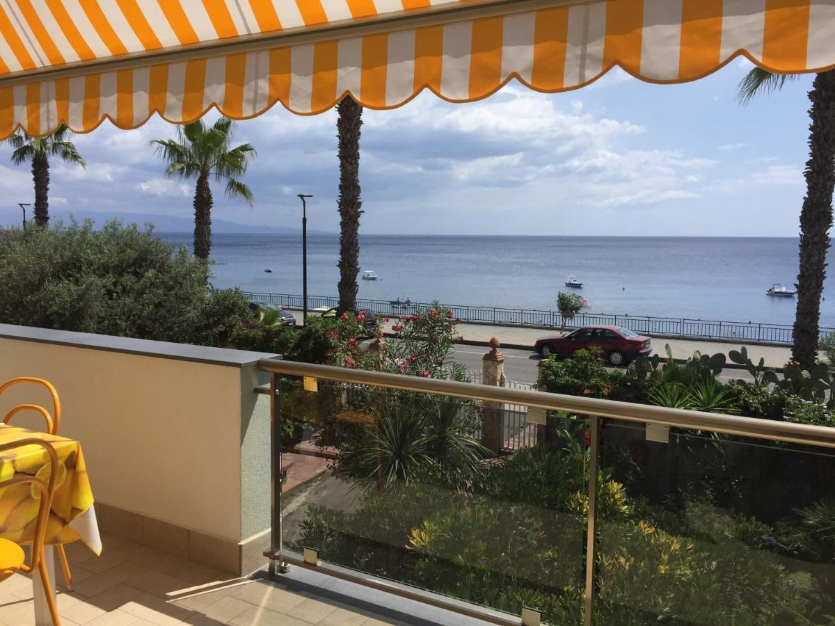 Le Zagare Aparthotel SantʼAlessio Siculo Exteriör bild