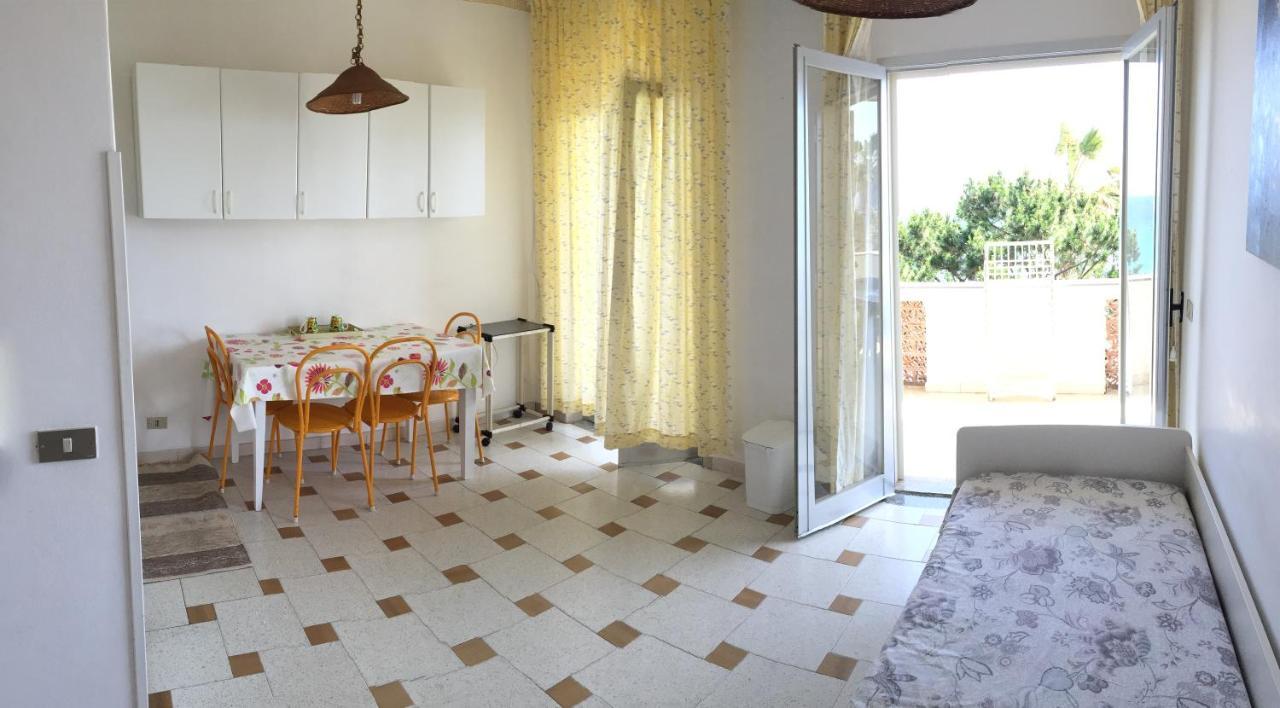 Le Zagare Aparthotel SantʼAlessio Siculo Exteriör bild